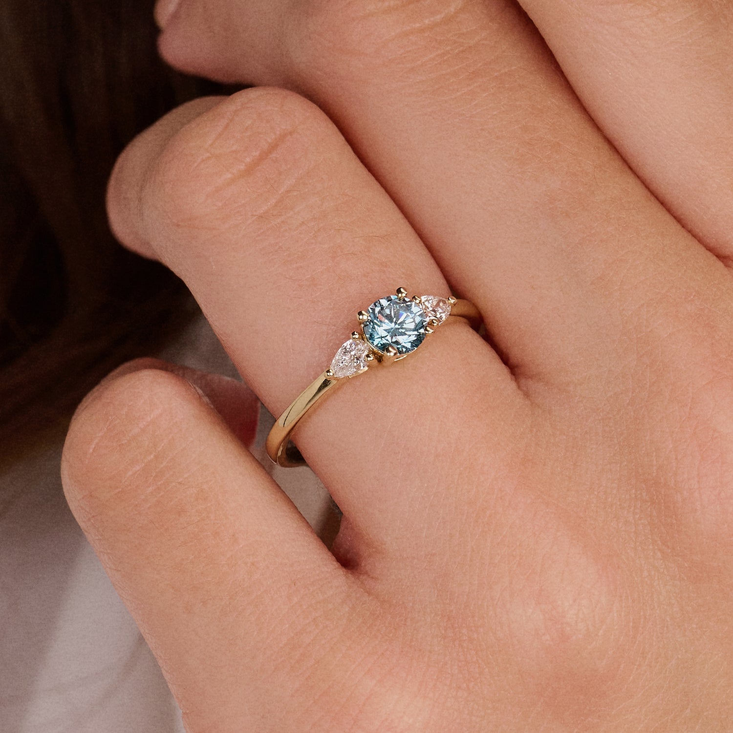 En or jaune 14 carats Bague avec Diamant de synthèse et un diamant bleu, vue de face.