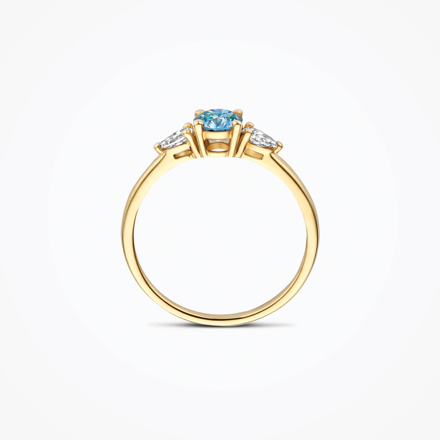 Bague en or jaune 14 carats avec Diamant de synthèse et une pierre bleue, gros plan.