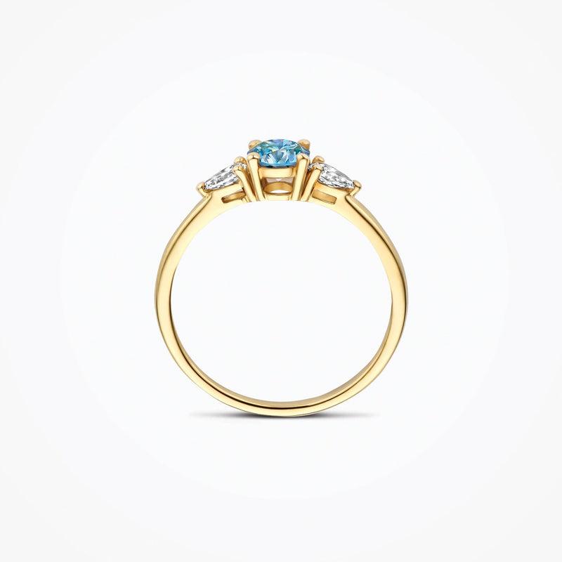 Bague en or jaune 14 carats avec Diamant de synthèse et une pierre bleue, gros plan.
