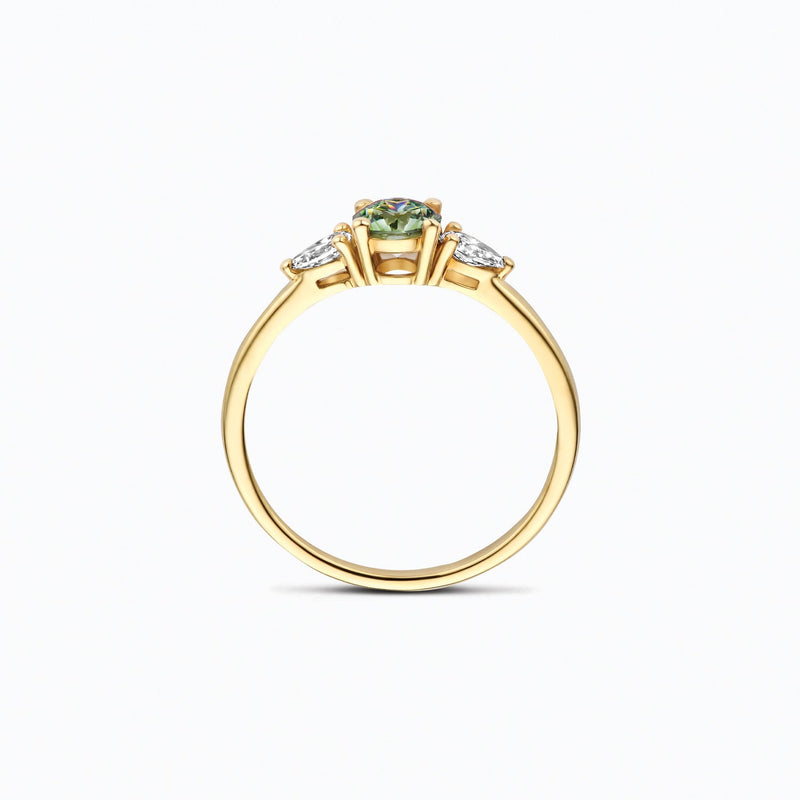 14ct yellow gold ring with sparkling lab-grown and green Diamond, close-up.