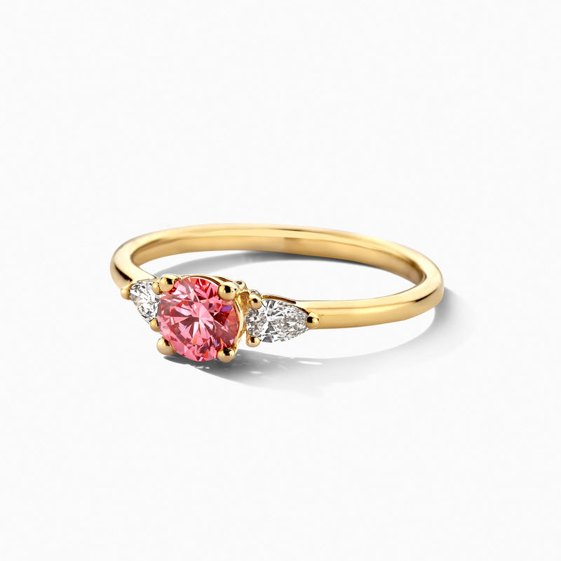 Or jaune 14 carats Bague avec des pierres claires et Rose Diamant de synthèse, gros plan.