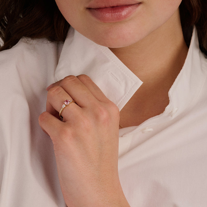 Bague en or jaune 14 carats Bague sertie de diamants Diamant de synthèse et Rose, portée au doigt.