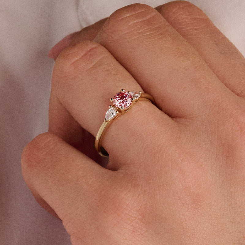 Bague en or jaune 14 carats Bague sertie de diamants Diamant de synthèse et Rose, vue de face.