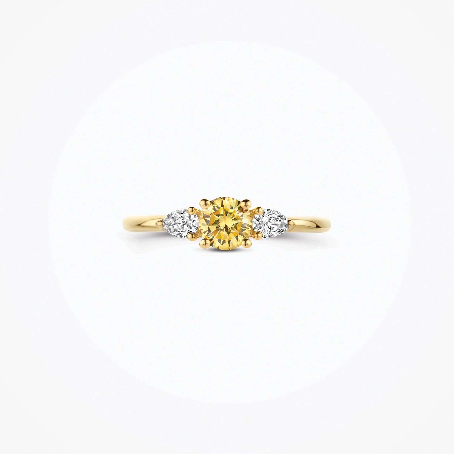 Or jaune 14 carats Bague avec Diamant de synthèse et un diamant jaune, gros plan.