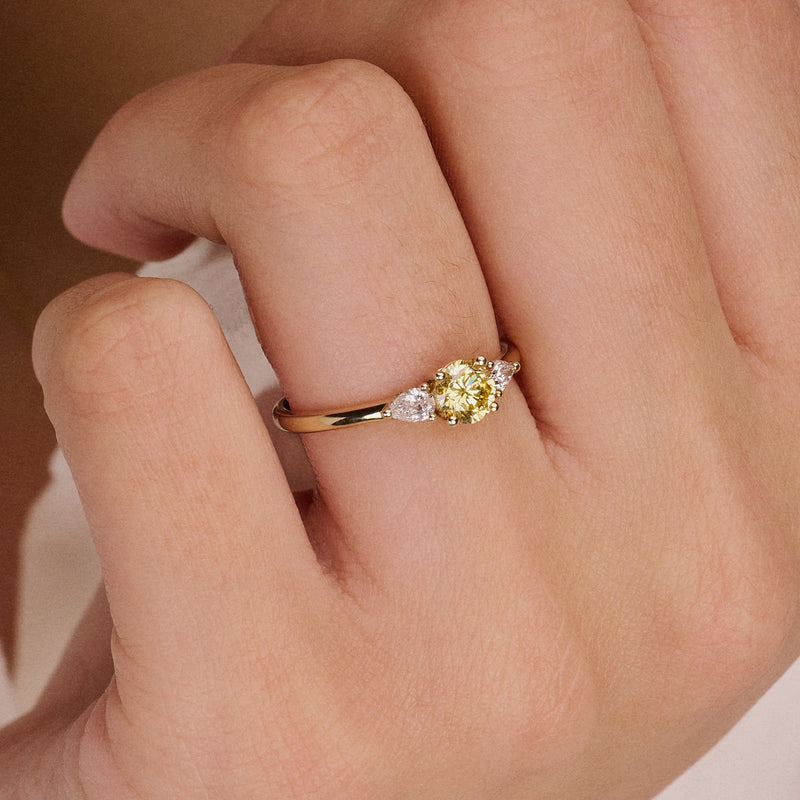 Or jaune 14 carats Bague avec Diamant de synthèse et un diamant jaune, vue de face.