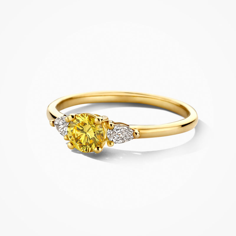 Bague en or jaune 14 carats avec des Diamant de synthèse clairs et jaunes, gros plan.