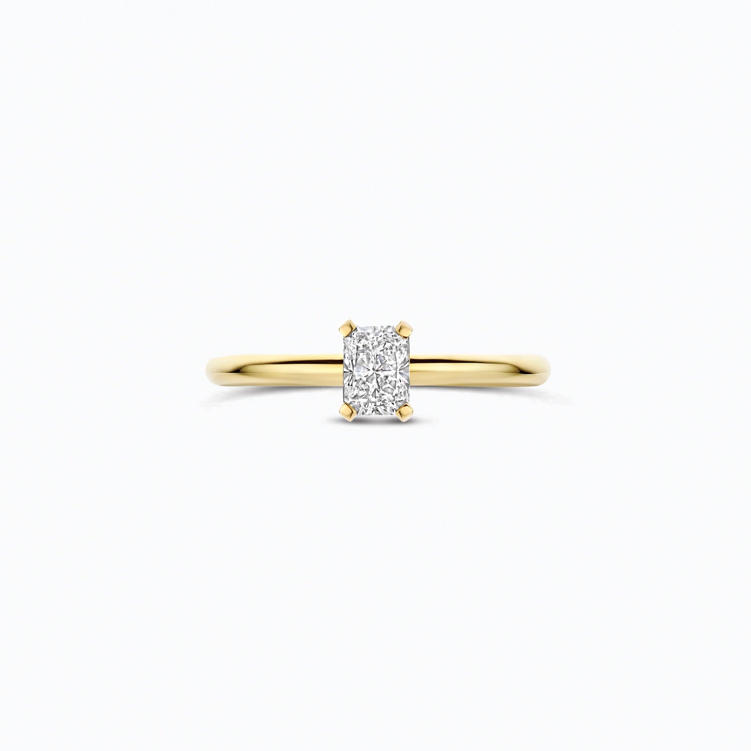 Bague en or jaune 14 carats avec Diamant de synthèse ovale, gros plan.
