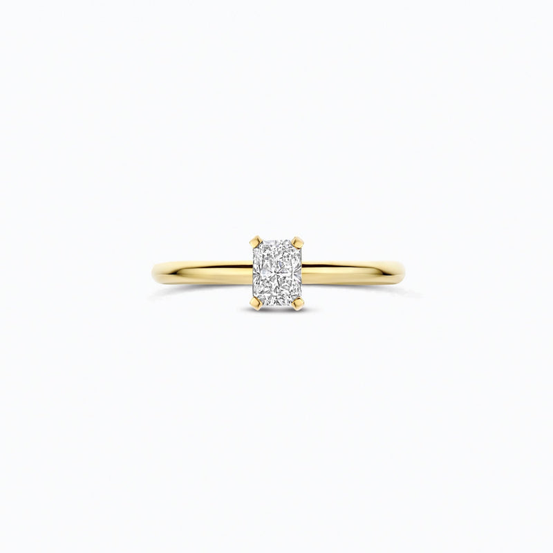 Bague en or jaune 14 carats avec Diamant de synthèse ovale, gros plan.
