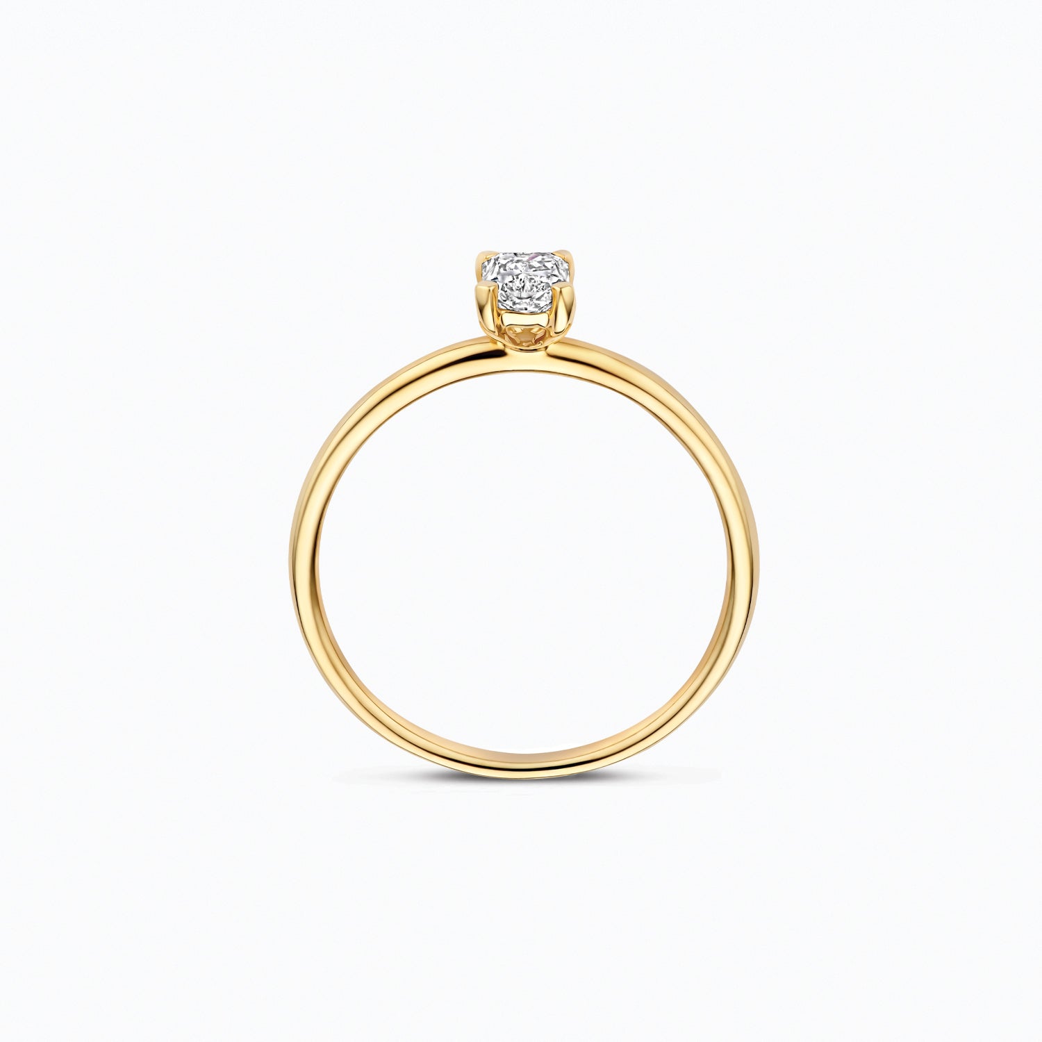 Bague en or jaune 14 carats Bague sertie d'un ovale étincelant Diamant de synthèse, gros plan.