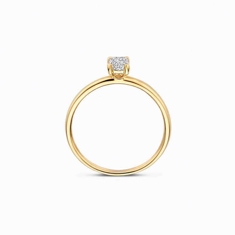 Bague en or jaune 14 carats Bague sertie d'un ovale étincelant Diamant de synthèse, gros plan.