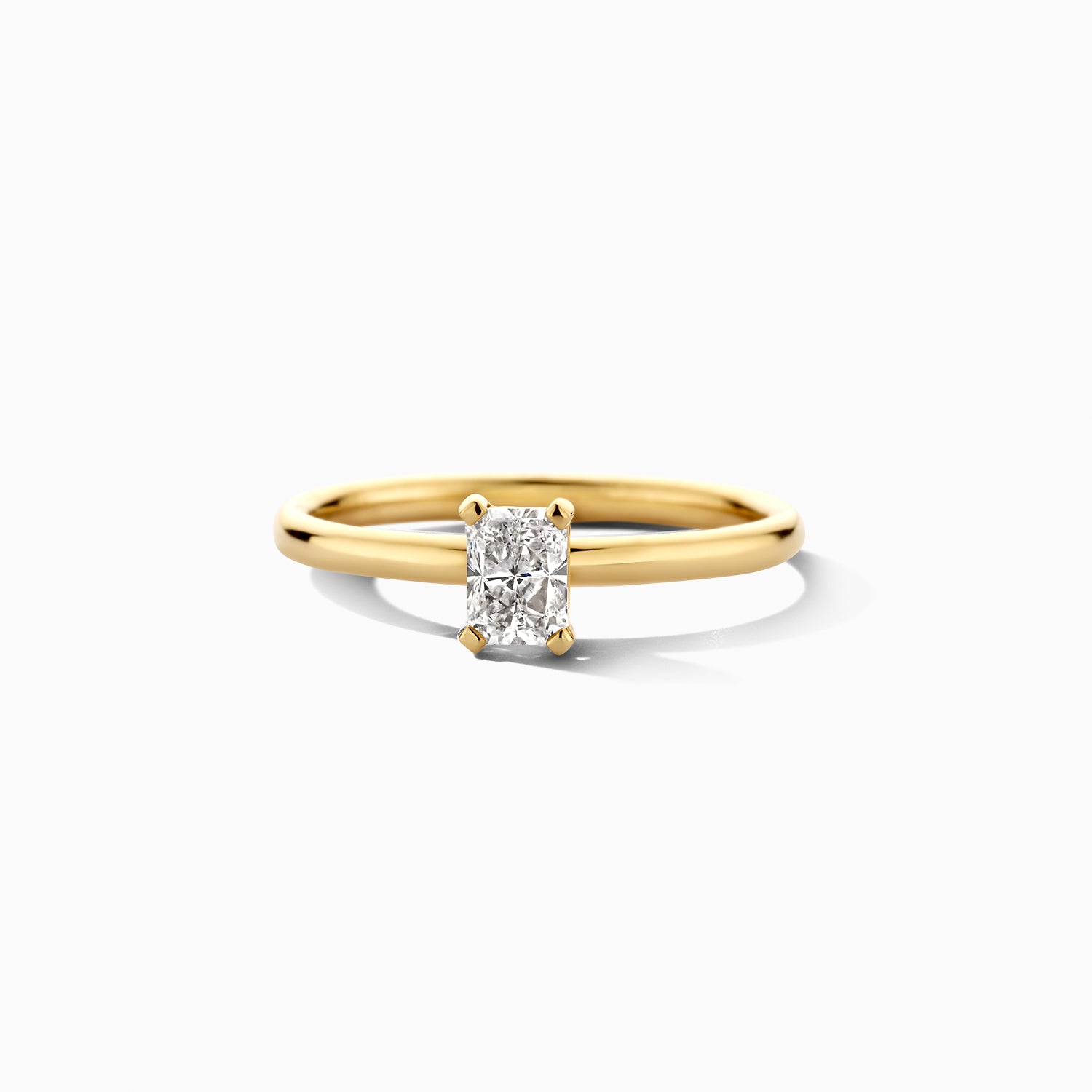 Bague en or jaune 14 carats avec Diamant de synthèse ovale, gros plan.
