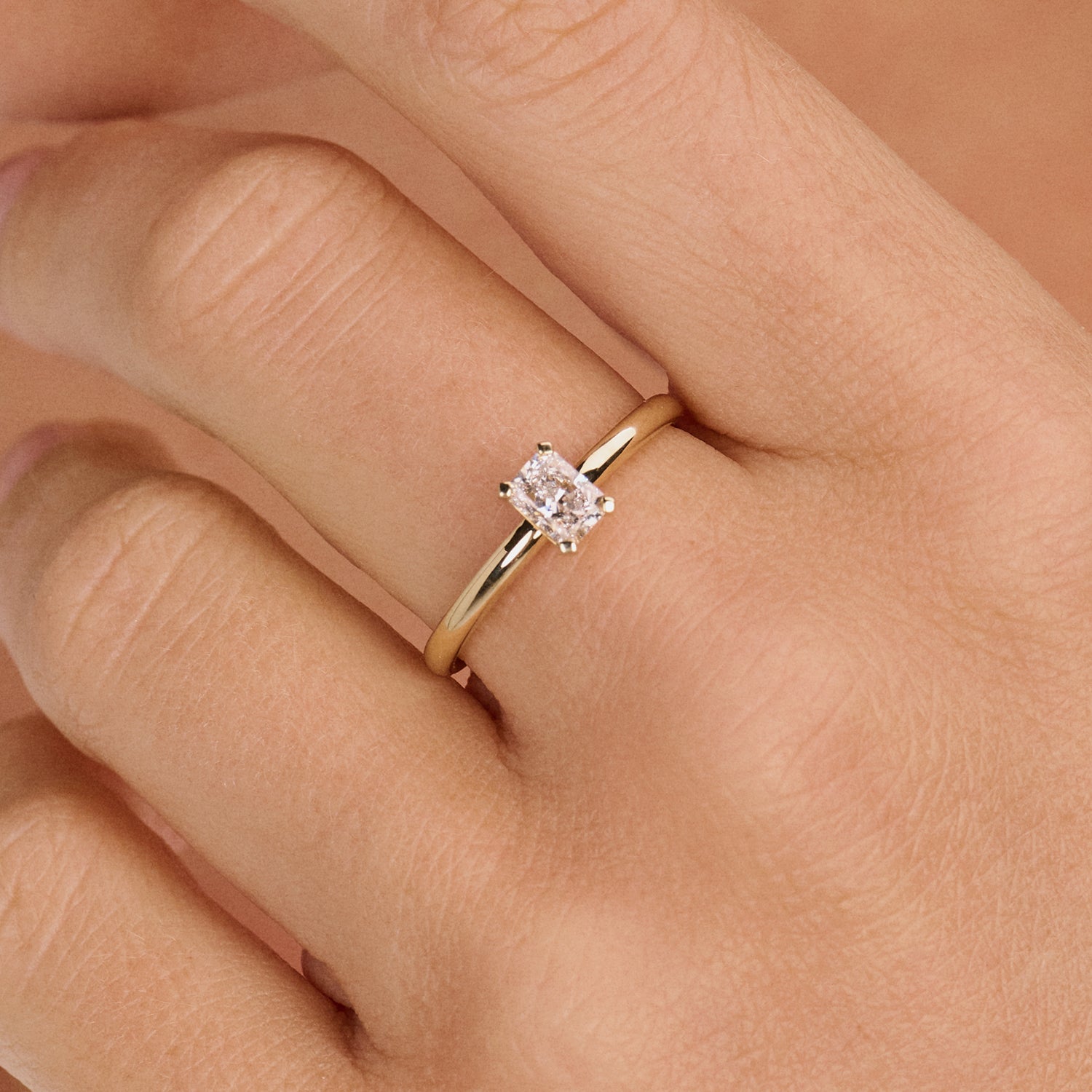 Bague en or jaune 14 carats avec Diamant de synthèse ovale, vue de face.