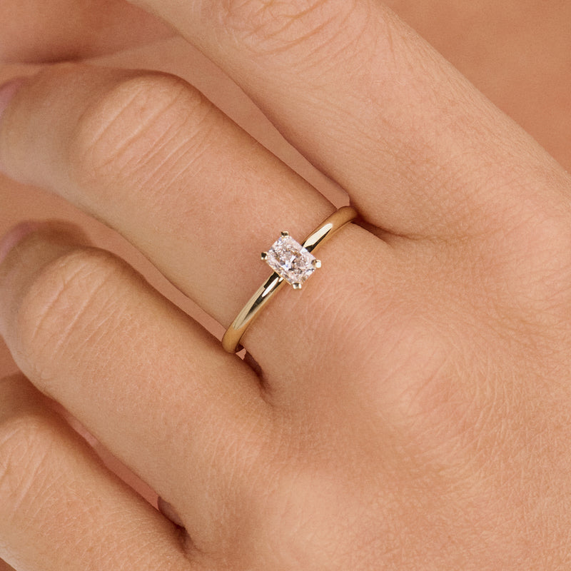 Bague en or jaune 14 carats avec Diamant de synthèse ovale, vue de face.