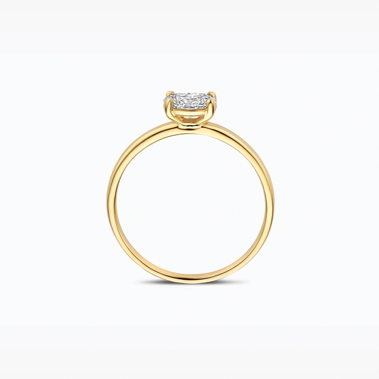 14ct yellow gold ring with a sparkling oval Lab Grown Diamond, close-up.