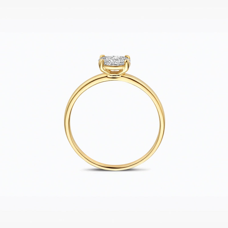 14ct yellow gold ring with a sparkling oval Lab Grown Diamond, close-up.