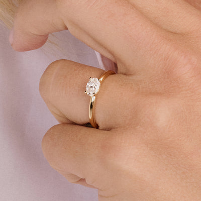 585er aus Gelbgold Ring mit ovalem Laborgezüchteter Diamant, Vorderansicht.