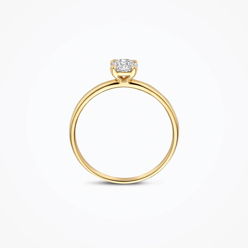 Bague en or jaune 14 carats avec une Diamant de synthèse ronde étincelante, gros plan.