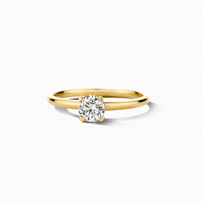 Bague en or jaune 14 carats avec Diamant de synthèse ronde, gros plan.