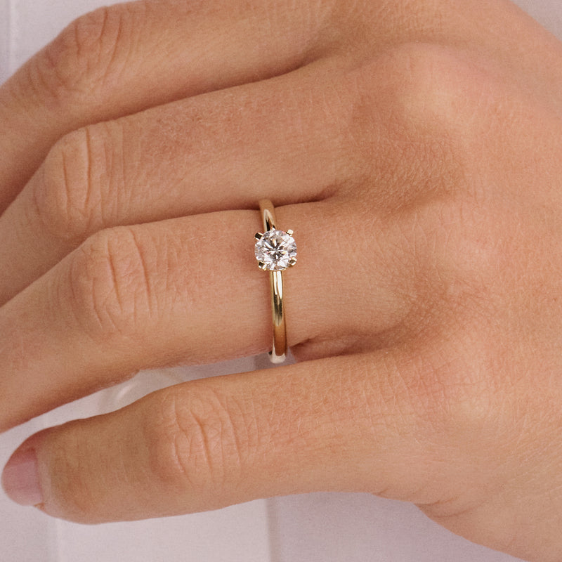 Bague en or jaune 14 carats avec Diamant de synthèse rond, vue de face.