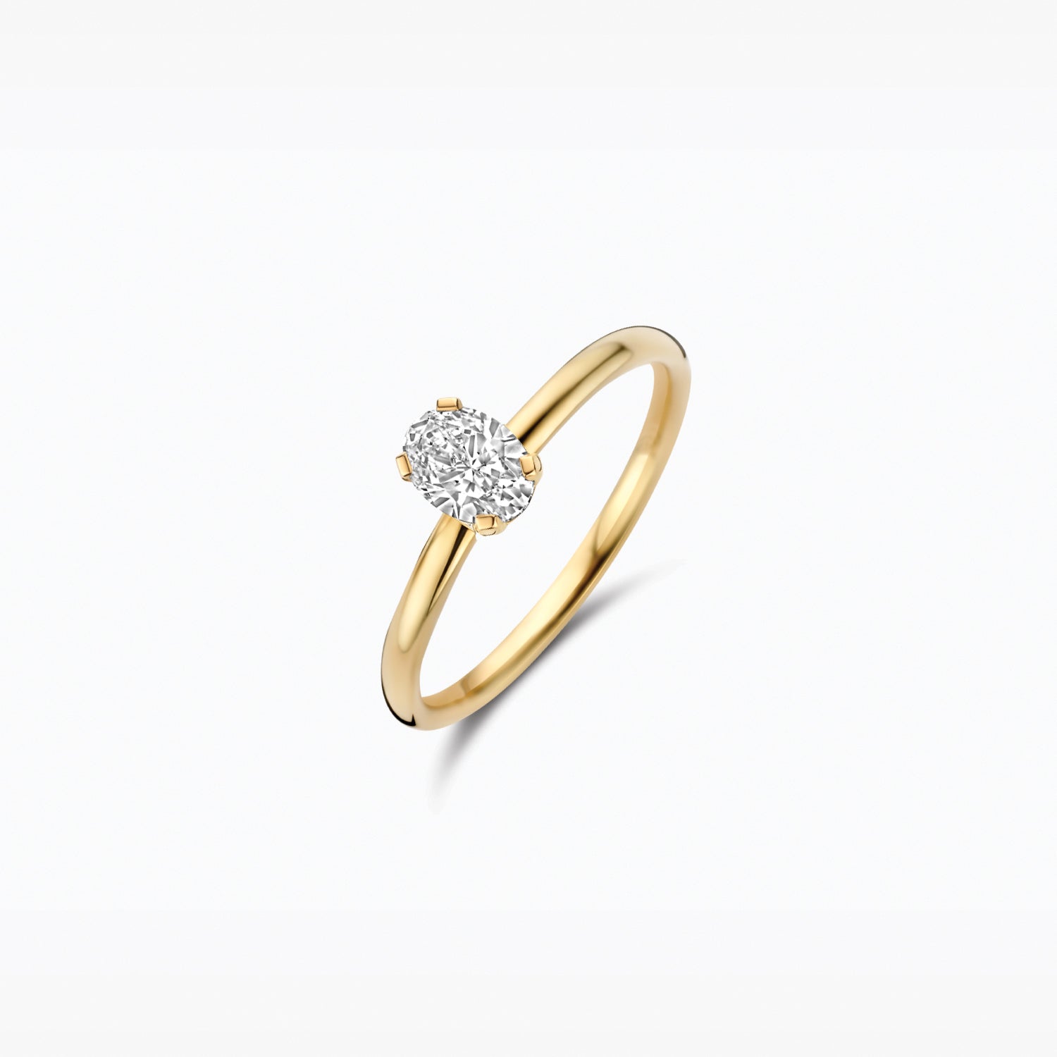 Bague en or jaune 14 carats avec Diamant de synthèse ovale, vue de face.