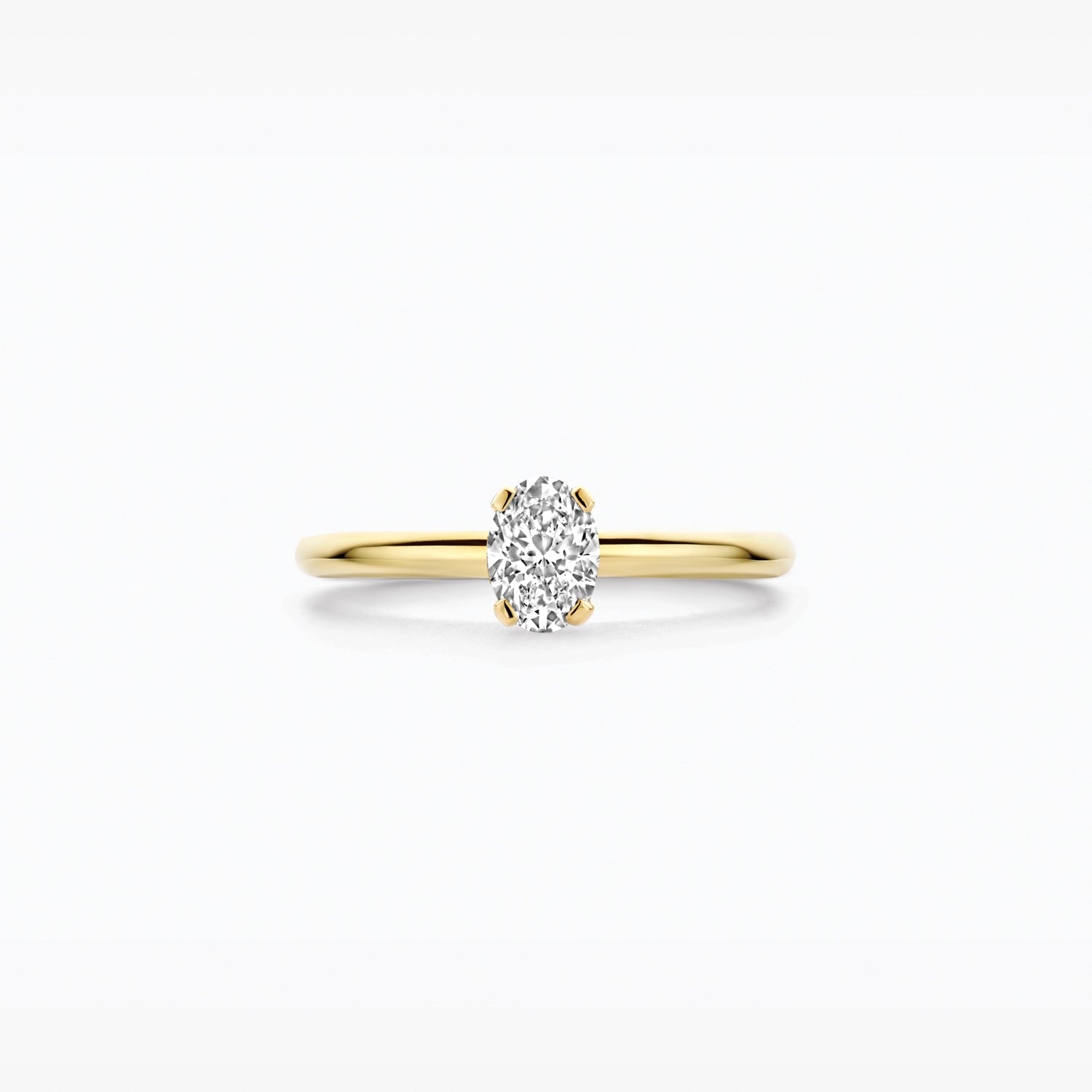 Bague en or jaune 14 carats Bague sertie d'un ovale étincelant Diamant de synthèse, gros plan.