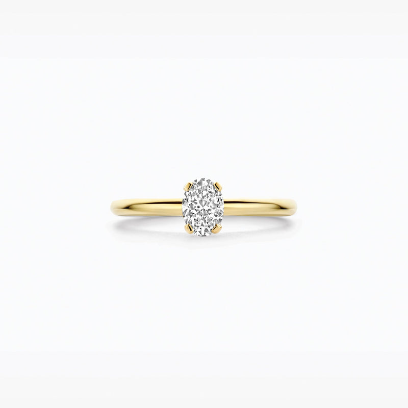 Bague en or jaune 14 carats Bague sertie d'un ovale étincelant Diamant de synthèse, gros plan.