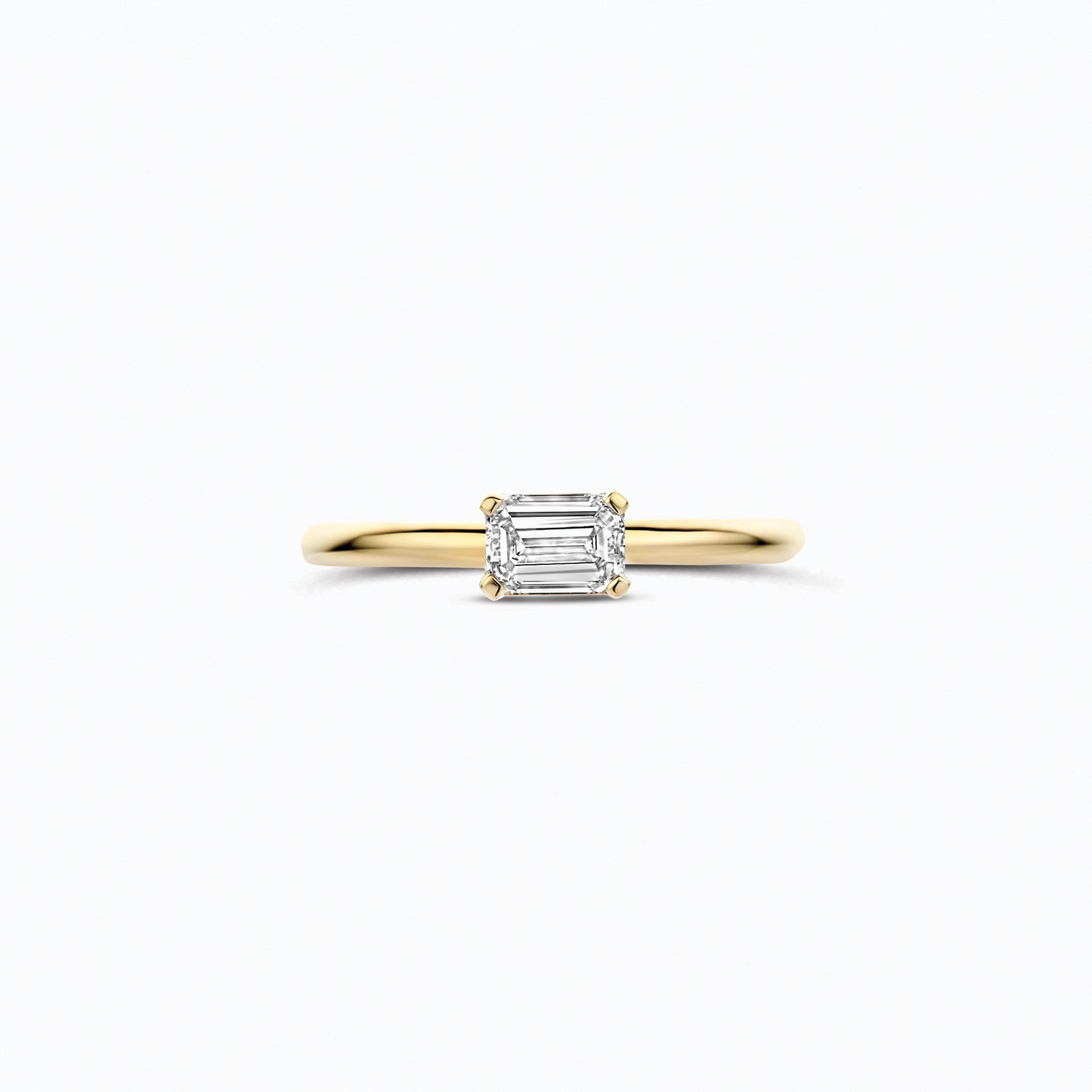 Bague en or jaune 14 carats Bague avec une pierre ovale Diamant de synthèse, portée au doigt.