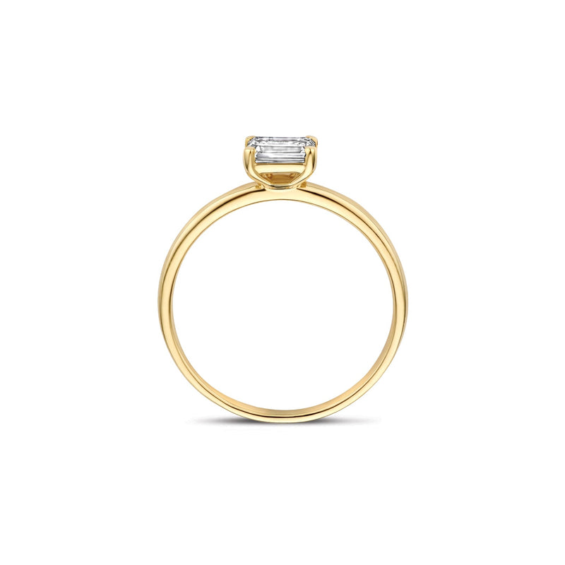 Bague en or jaune 14 carats avec un Diamant de synthèse ovale étincelant, gros plan.