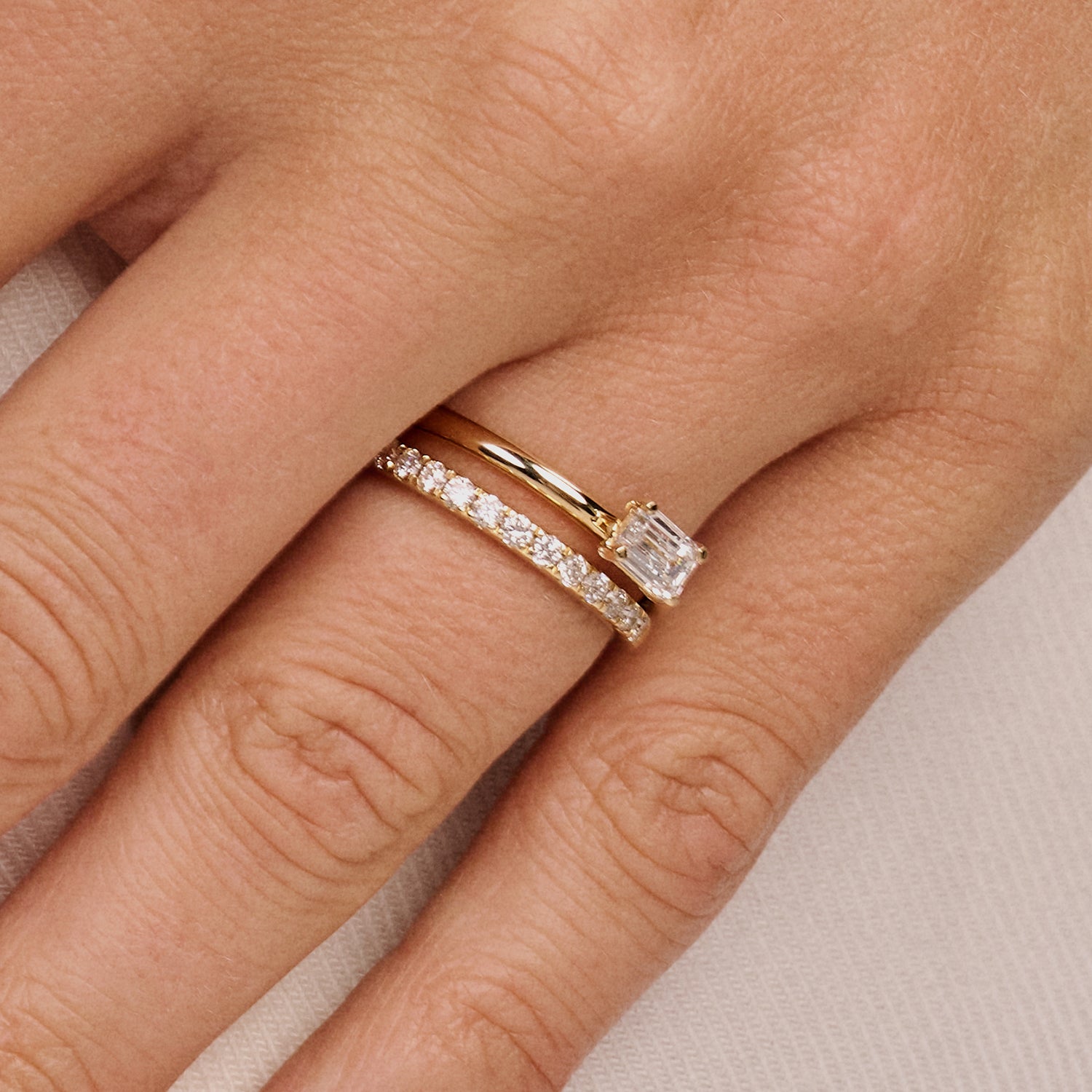 Bague en or jaune 14 carats avec Diamant de synthèse ovale, vue de face.