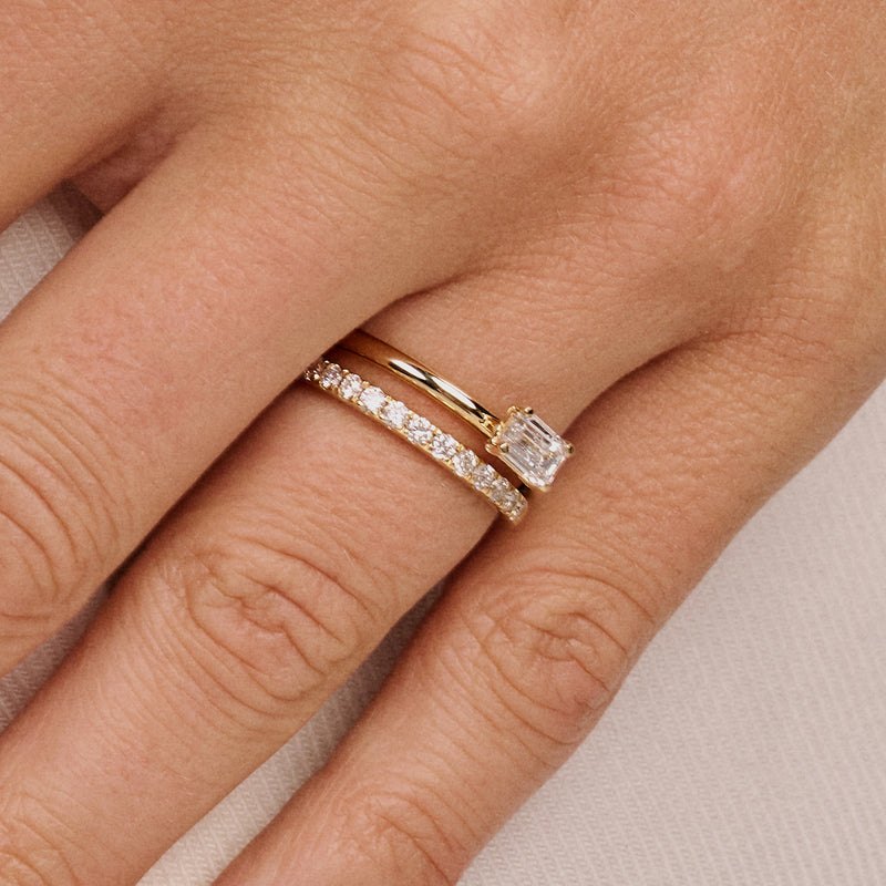 Bague en or jaune 14 carats avec Diamant de synthèse ovale, vue de face.