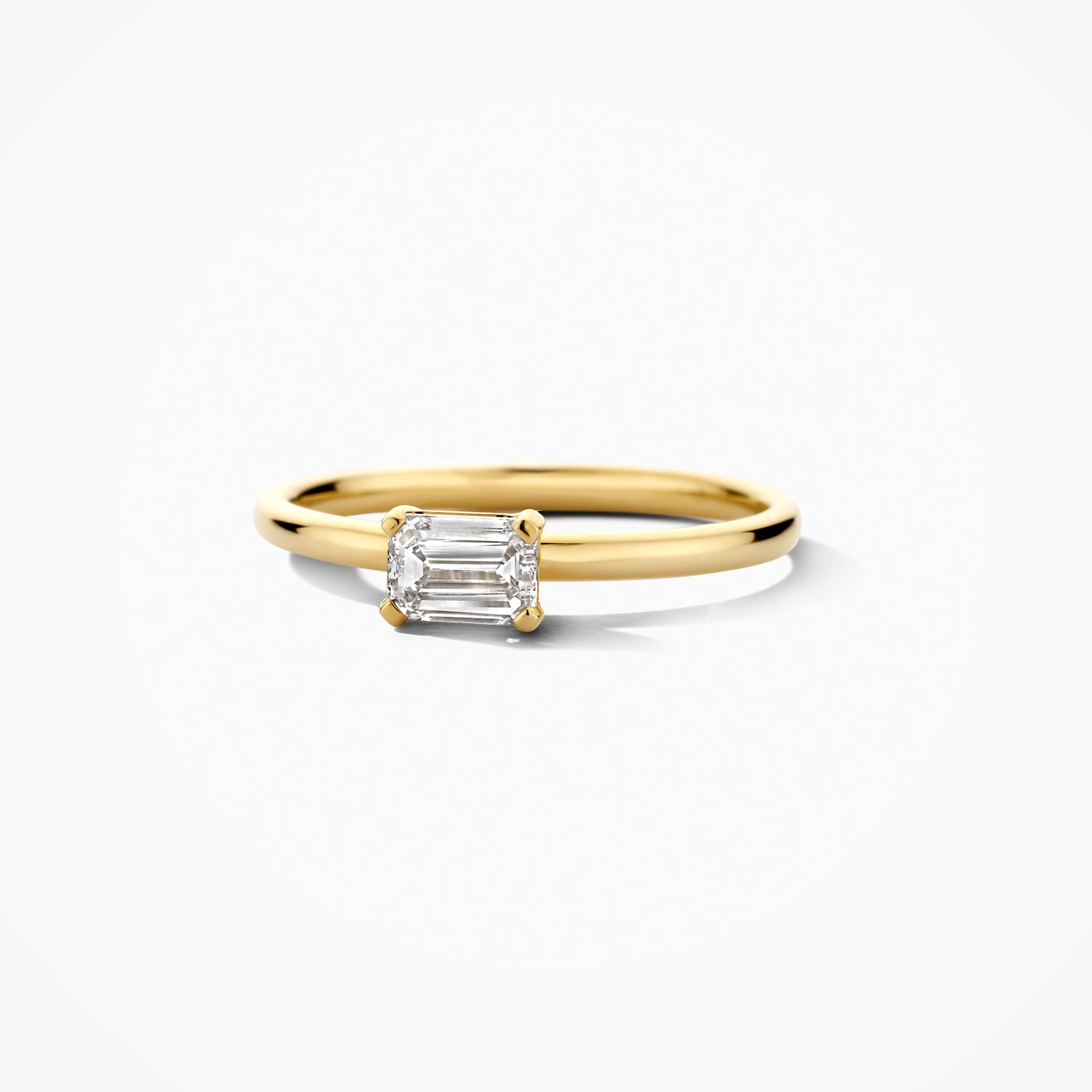 Bague en or jaune 14 carats avec Diamant de synthèse ovale, gros plan.
