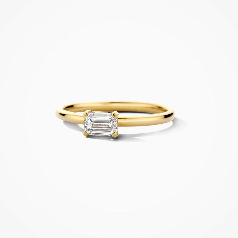 Bague en or jaune 14 carats avec Diamant de synthèse ovale, gros plan.