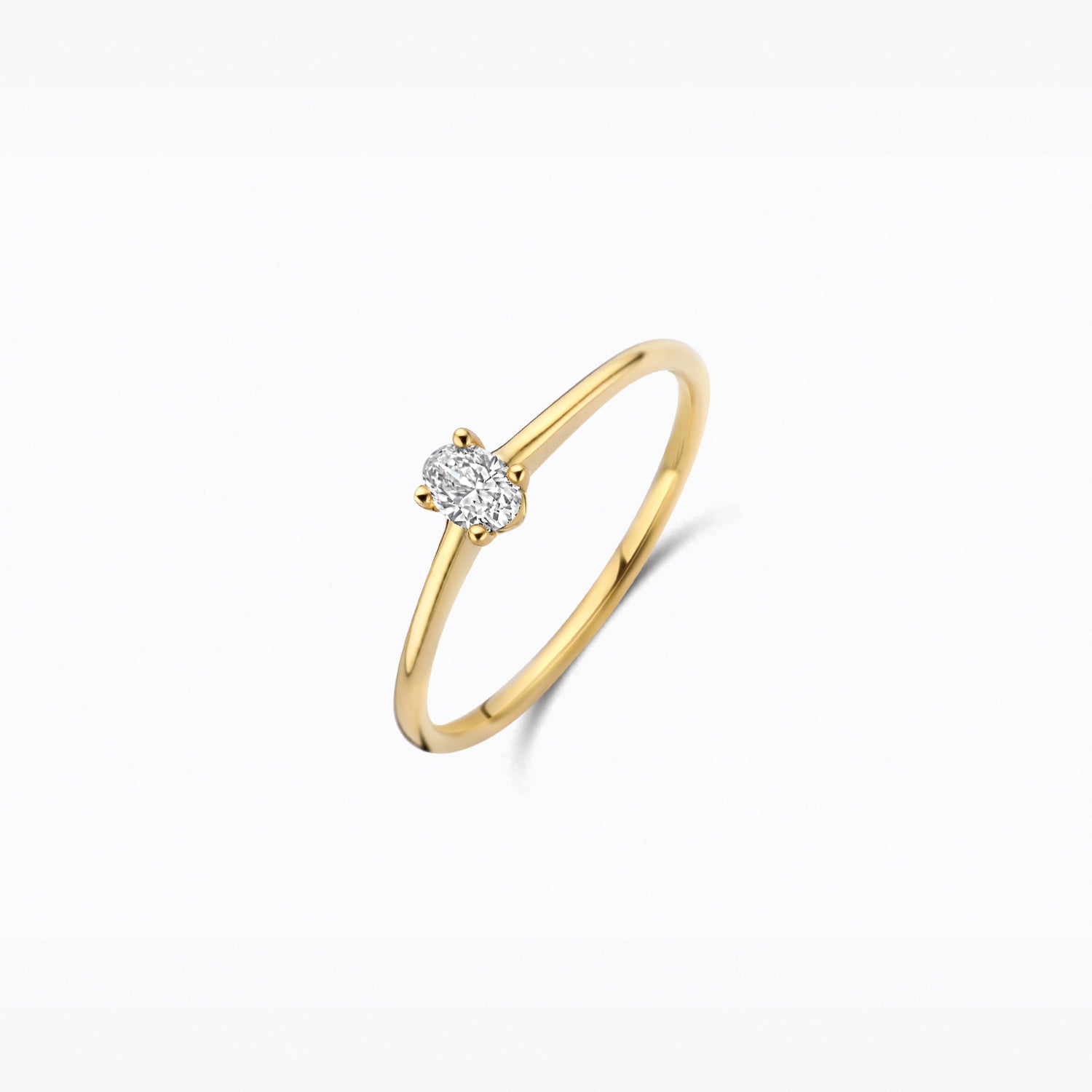 14ct yellow gold ring with an oval Lab Grown Diamond, close-up.