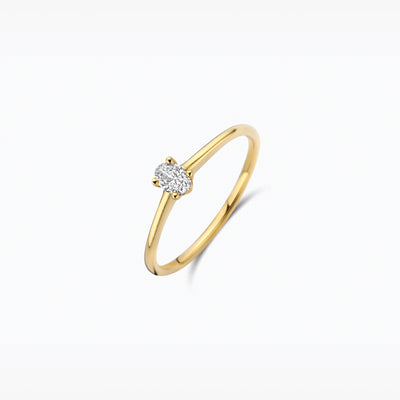 14k geelgouden ring met ovale lab grown diamant, close-up.