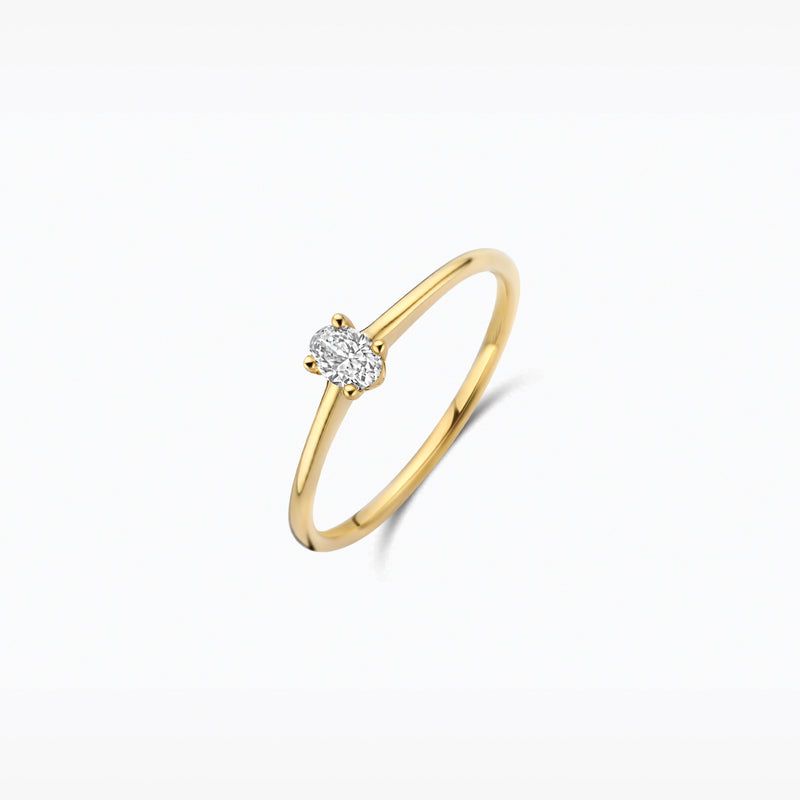 14ct yellow gold ring with an oval Lab Grown Diamond, close-up.