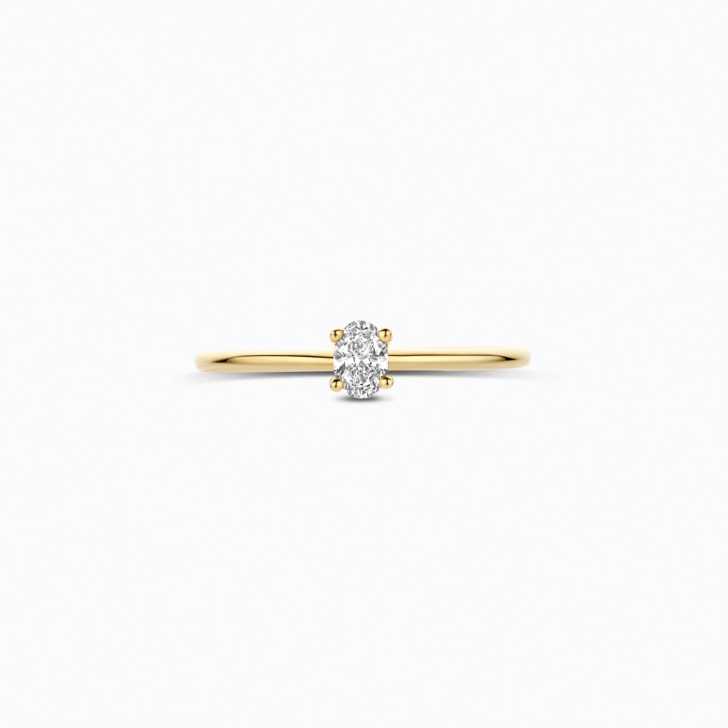 14ct yellow gold ring with a sparkling oval Lab Grown Diamond, close-up.
