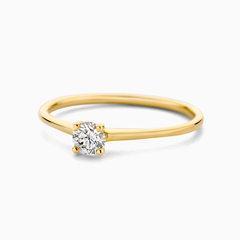 Bague en or jaune 14 carats avec Diamant de synthèse ronde, vue de face.