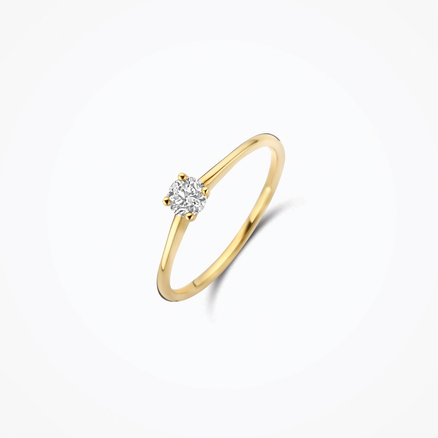 Bague en or jaune 14 carats avec Diamant de synthèse ronde, gros plan.
