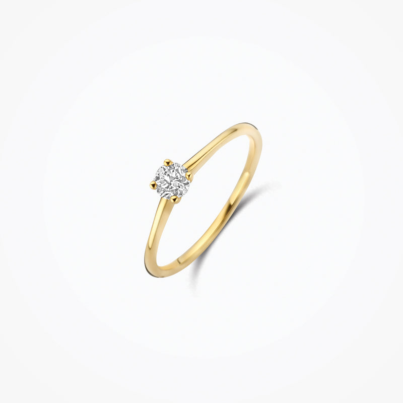 Bague en or jaune 14 carats avec Diamant de synthèse ronde, gros plan.