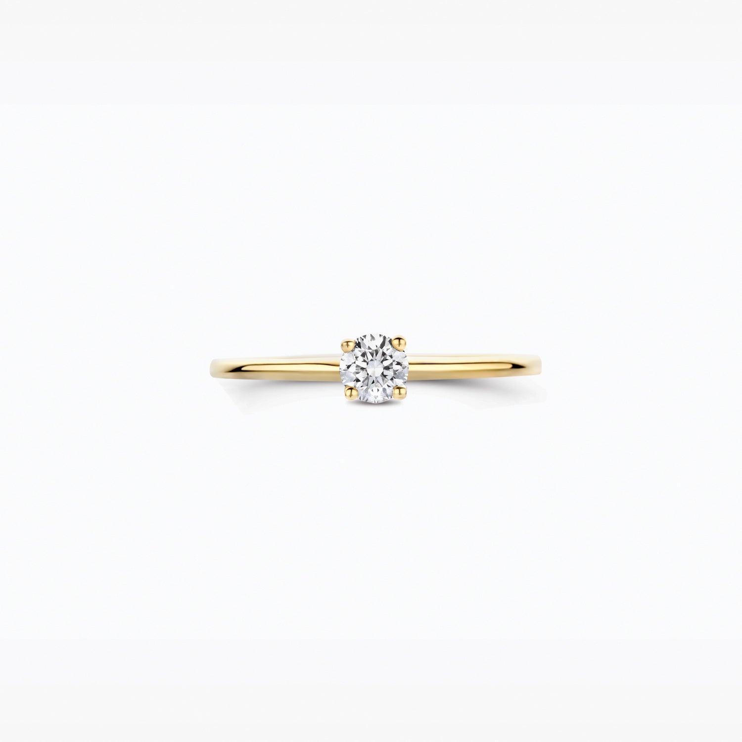 Bague en or jaune 14 carats avec une Diamant de synthèse ronde étincelante, gros plan.