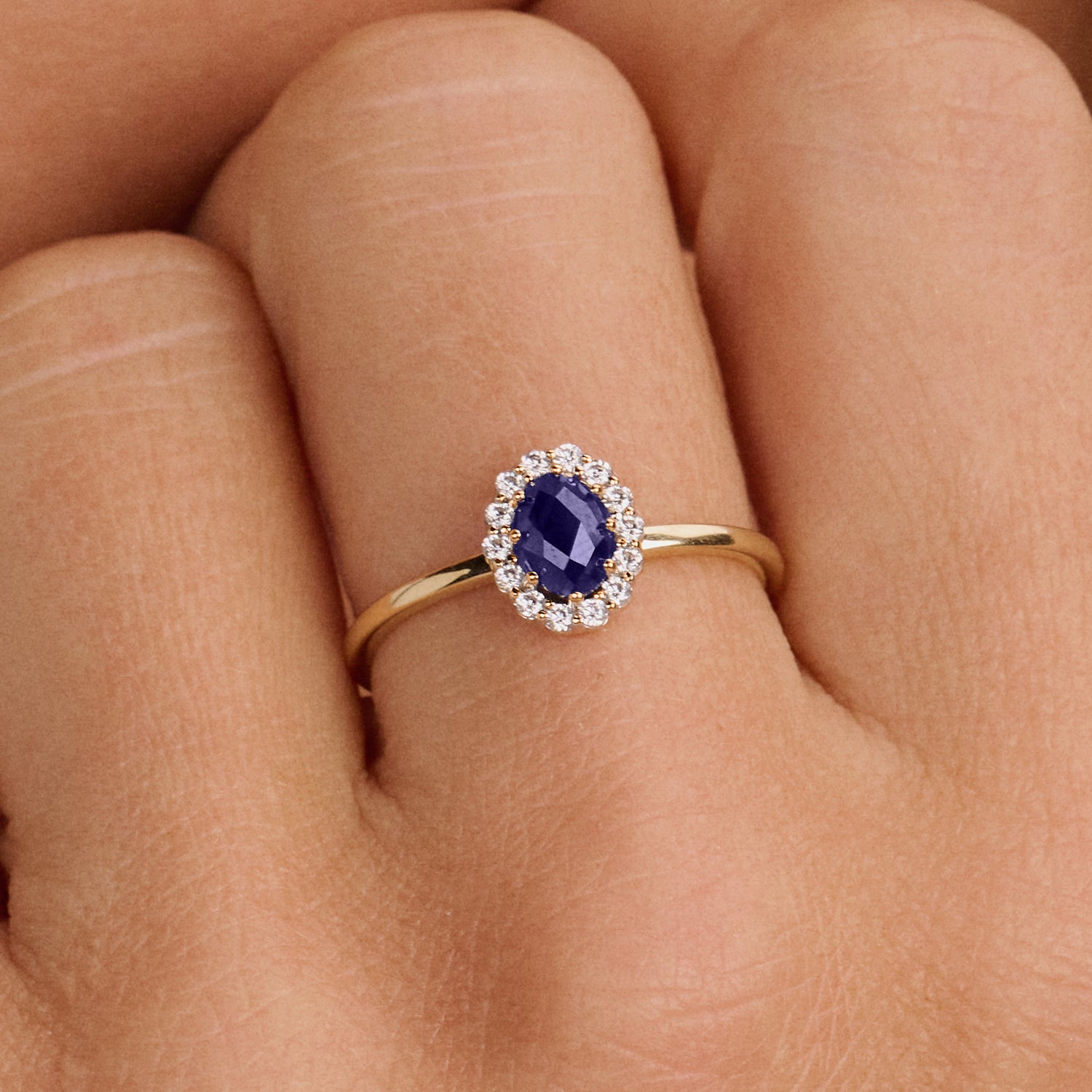 Or 14 carats Jaune et or blanc Bague avec Diamant de synthèse et un diamant bleu, vue de face.