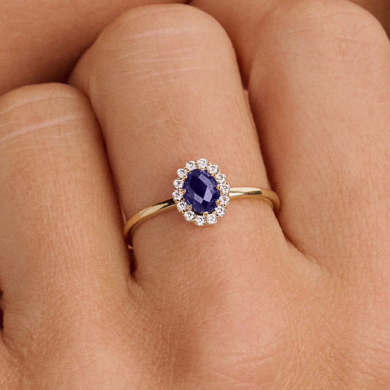 Or 14 carats Jaune et or blanc Bague avec Diamant de synthèse et un diamant bleu, vue de face.