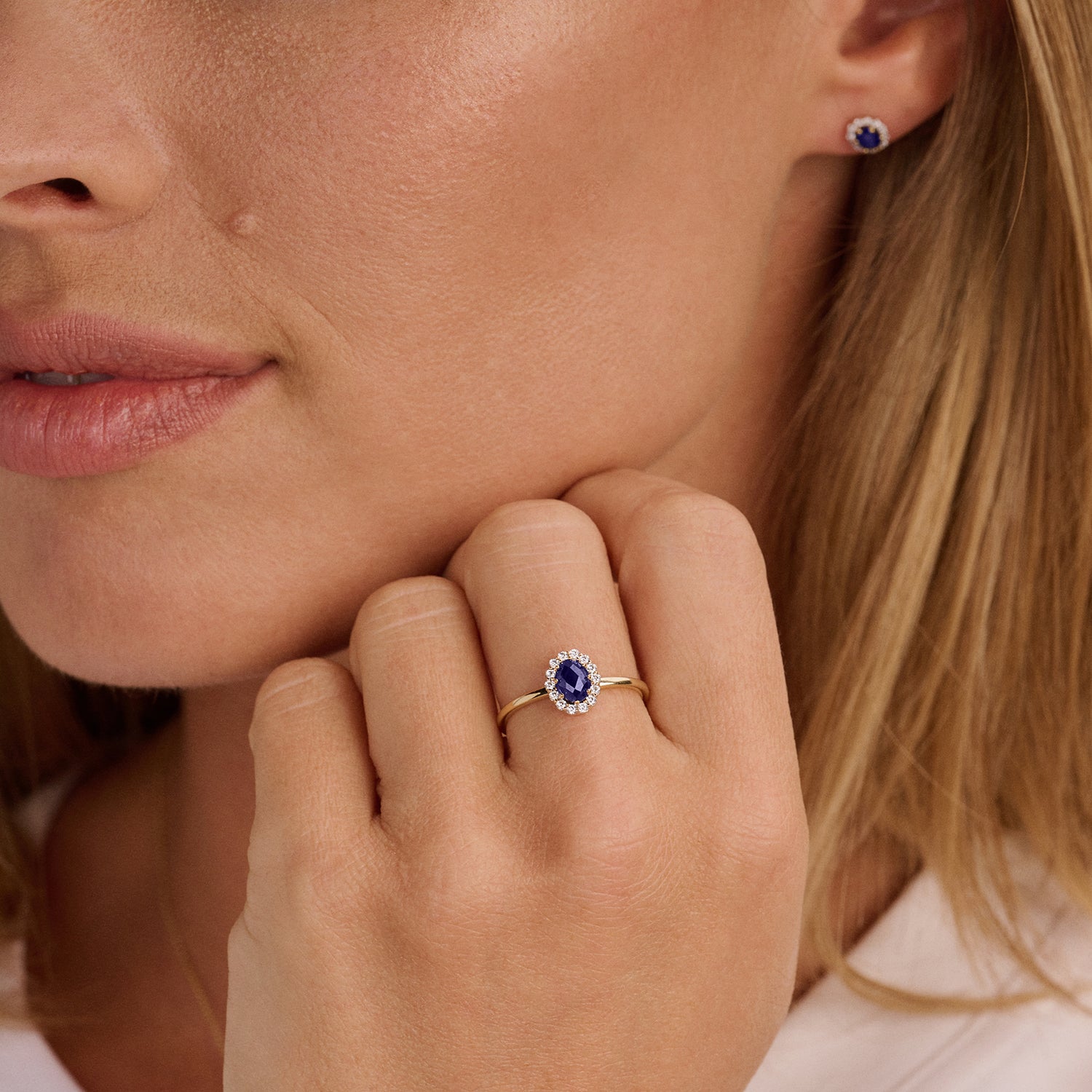Or 14 carats Jaune et or blanc Bague avec un diamant synthétique étincelant et un diamant bleu, gros plan.
