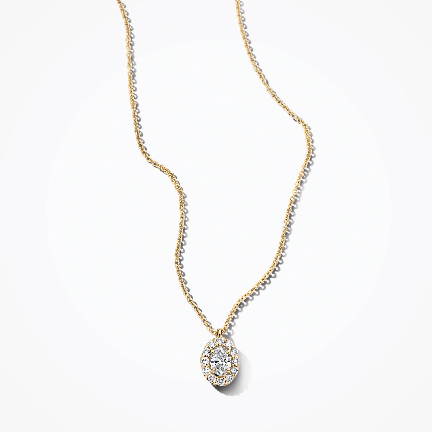 14k goud collier met ovale hanger en fonkelende labdiamanten.