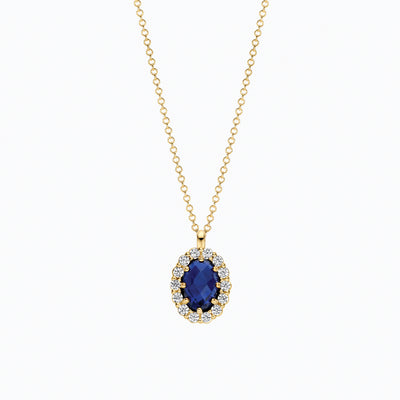 14k geelgouden ketting met lab grown en blauwe diamant hanger, close-up.