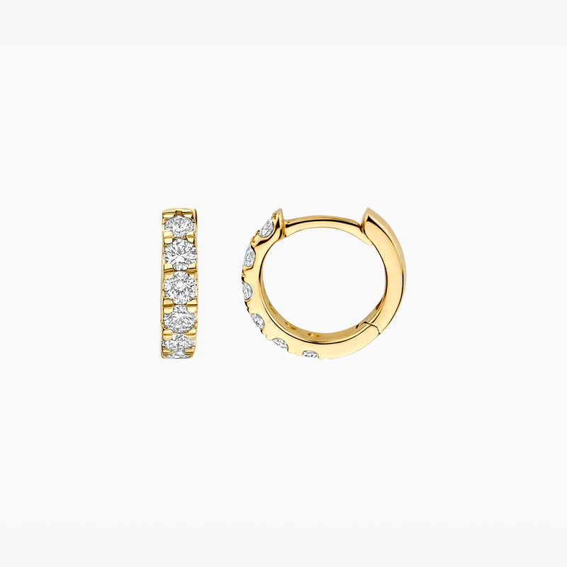 Oorringen van 14k goud met vijf glinsterende lab diamanten in rij.