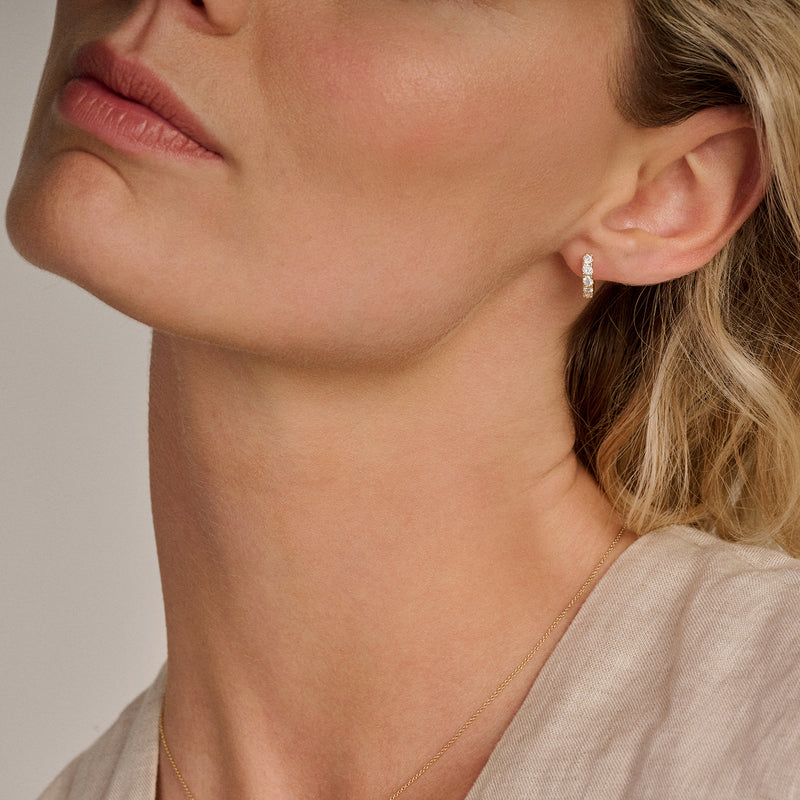 14k goud oorringen met kleine labdiamanten aan oorlel.