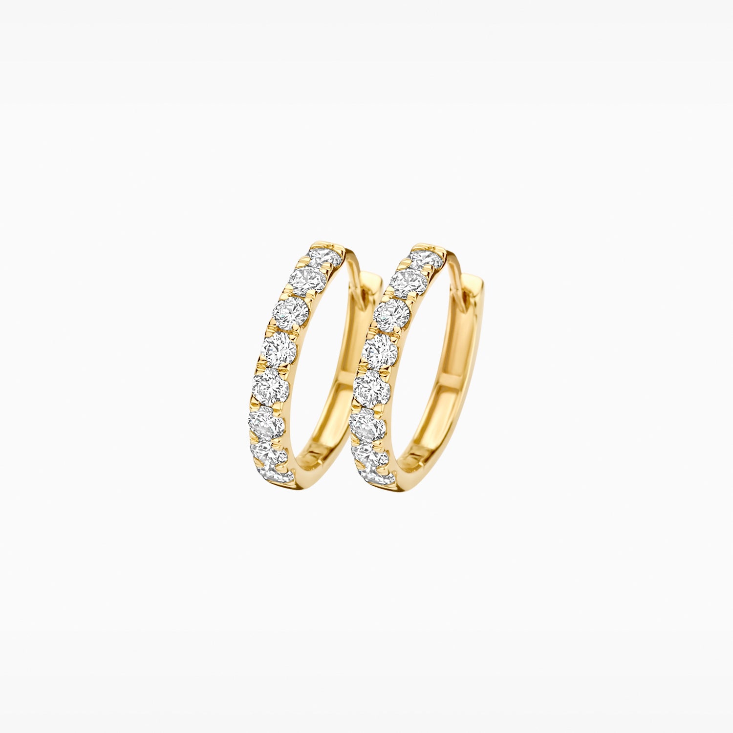 Oorringen van 14k goud met rij labdiamanten rondom, ronde vorm.