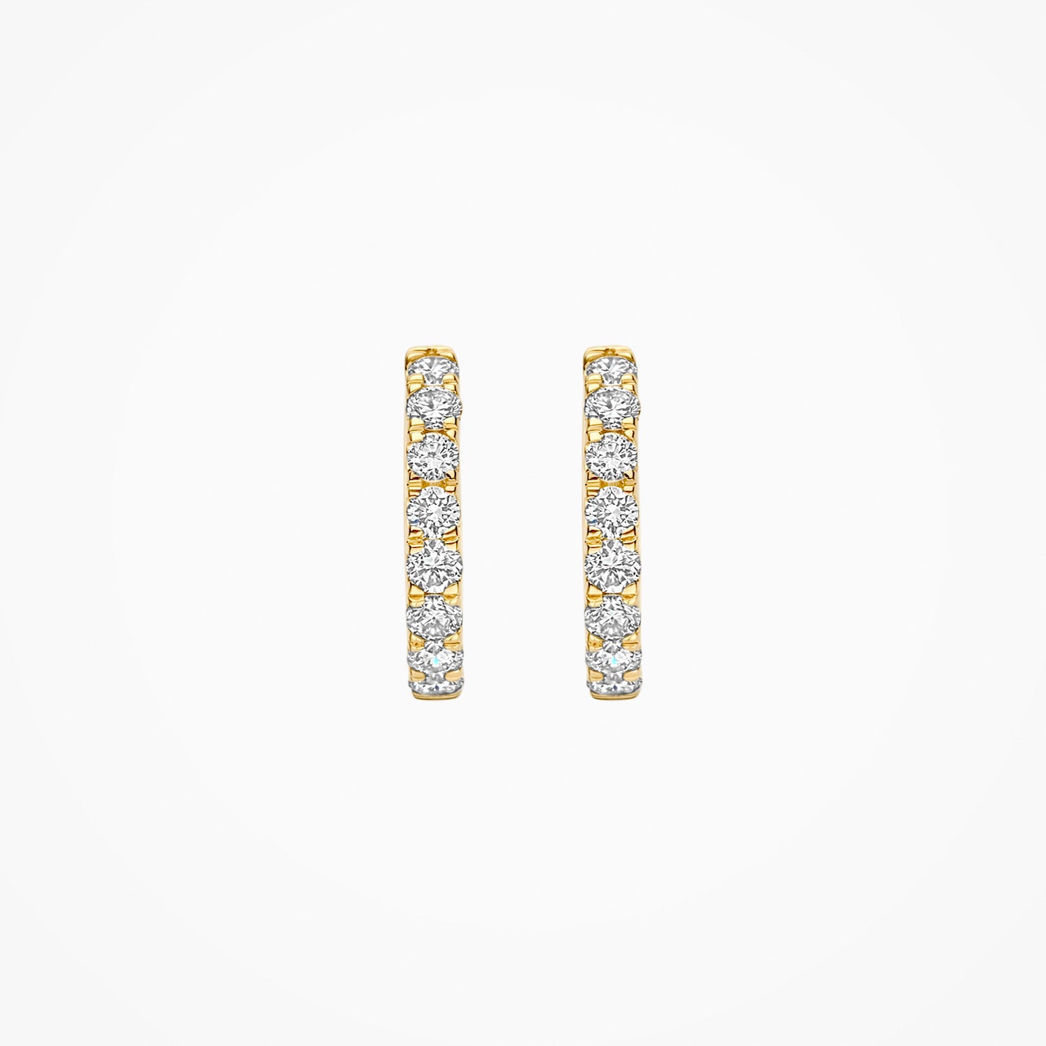 14k goud oorringen met rij briljante labdiamanten, smal en recht ontwerp.