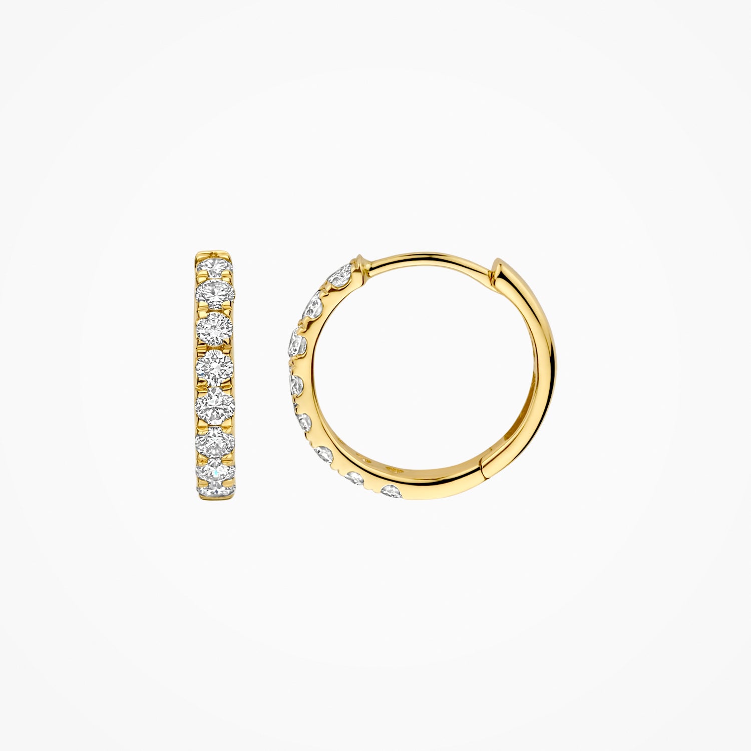 Oorringen van 14k goud met rij lab diamanten langs buitenkant, ronde vorm.